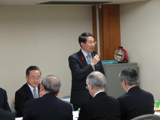 意見を述べる平井副会長（鳥取県知事）